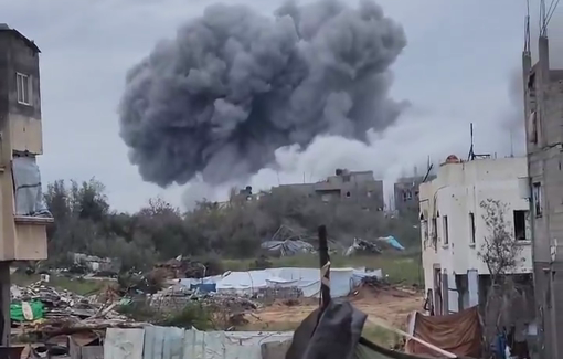 Thumbnail preview image for the video titled: Thick plume of smoke over a residential block in Beit Lahia