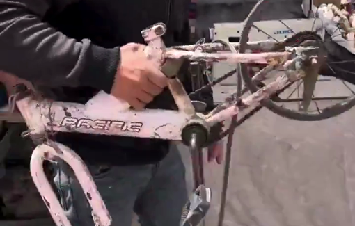 Thumbnail preview image for the video titled: Here's how Palestinians continue making clothes despite the lack of electricity