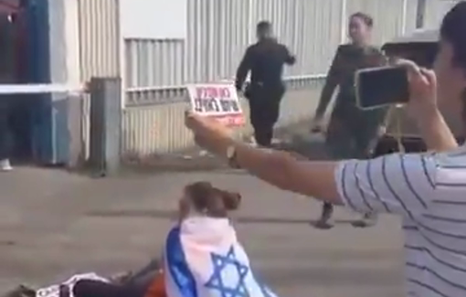 Thumbnail preview image for the video titled: Israeli women block the entry of aid trucks destined to Gaza