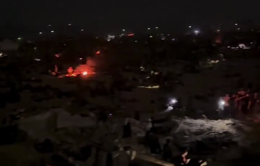 Thumbnail preview image for the video titled: Thousands amass near the Netzarim aid site at midnight