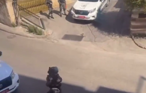 Thumbnail preview image for the video titled: Israeli soldiers stormed al-Issawiya in Jerusalem and imposed fines on residents' vehicles