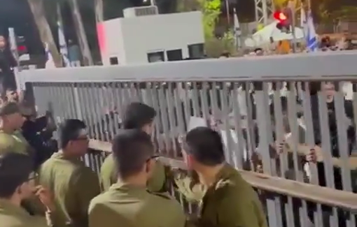 Thumbnail preview image for the video titled: Far-right and pro-rape riotersl trying to break into Beit Lid base where the detained (alleged) rapists are held