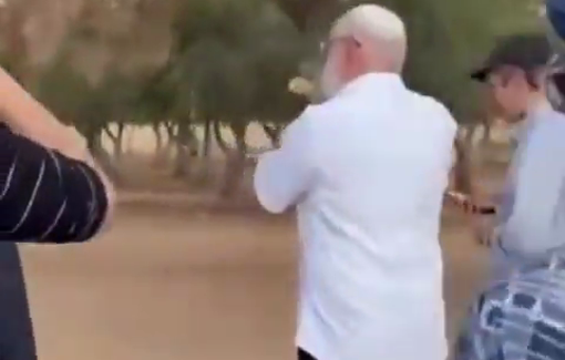 Thumbnail preview image for the video titled: Jew settler desecrates Al-Aqsa mosque and blows the shofar