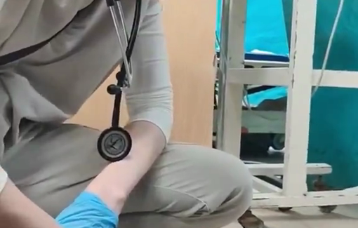 Thumbnail preview image for the video titled: Dr. Nada Abu Al-rub struggles to treat a teenager wounded by a bullet in the head without equipment in Al-Shifa hospital