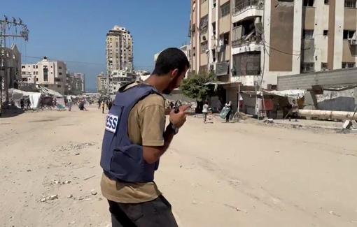 Thumbnail preview image for the video titled: Palestinians hurriedly leave Muhanna residential tower following Israeli bombing threat